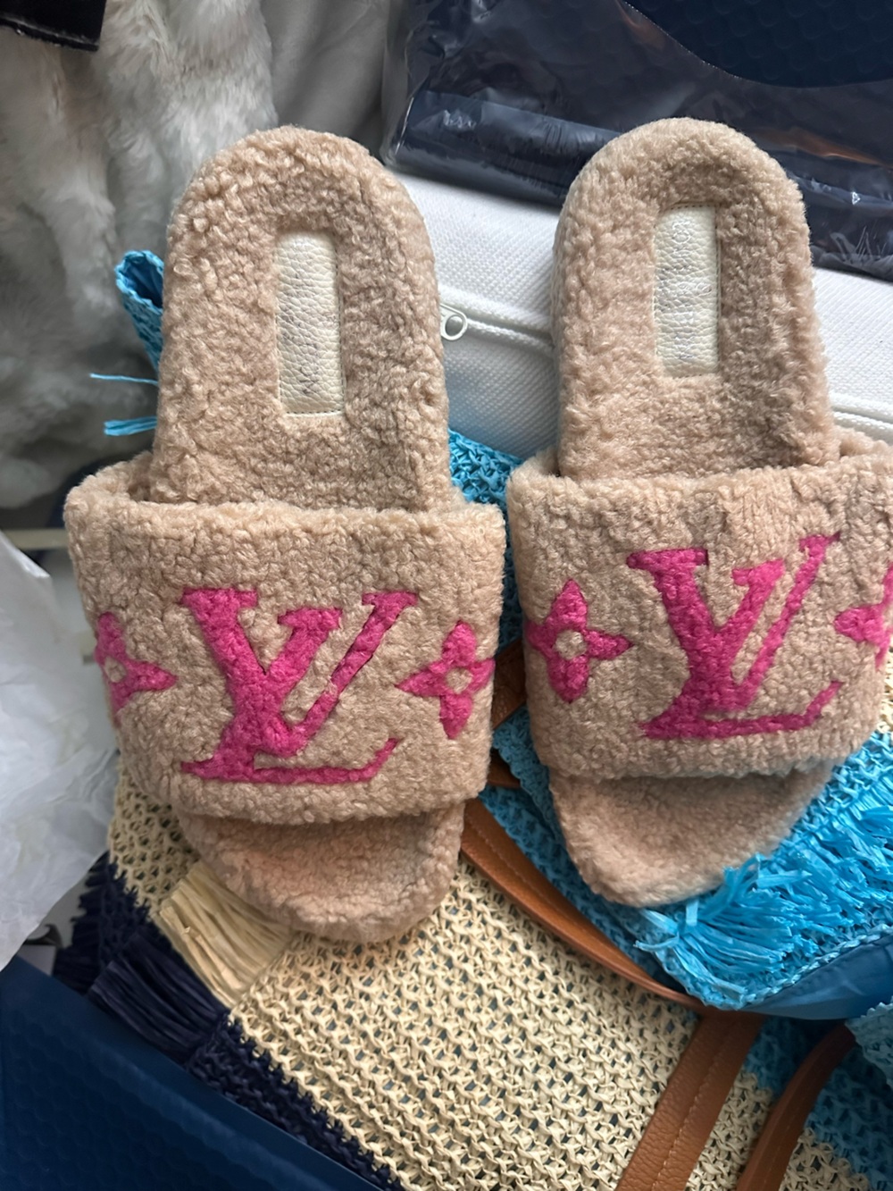 FASHION Beige Shearling Slides with Pink Logo Accents